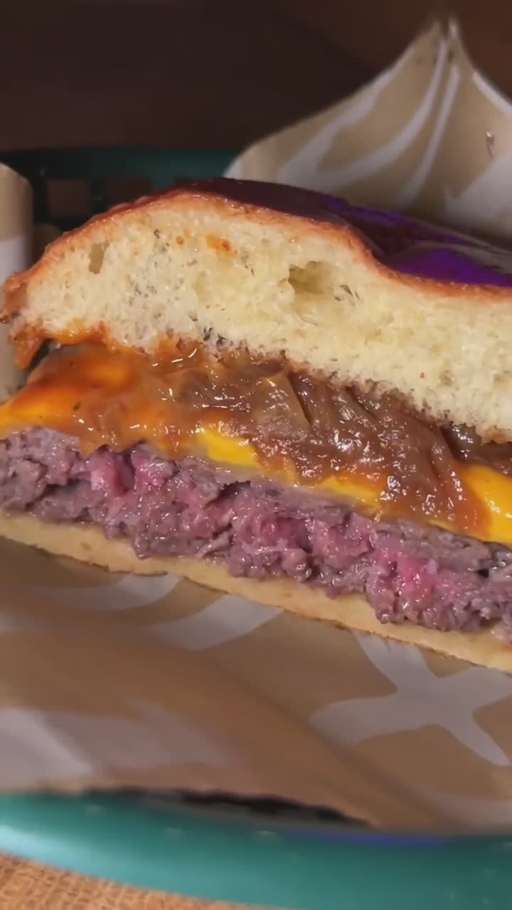 Hvordan de lager den begrensede utgaven tørr-lagret burger på Hekkan Burger i Sandnes – slik opplevde vi det