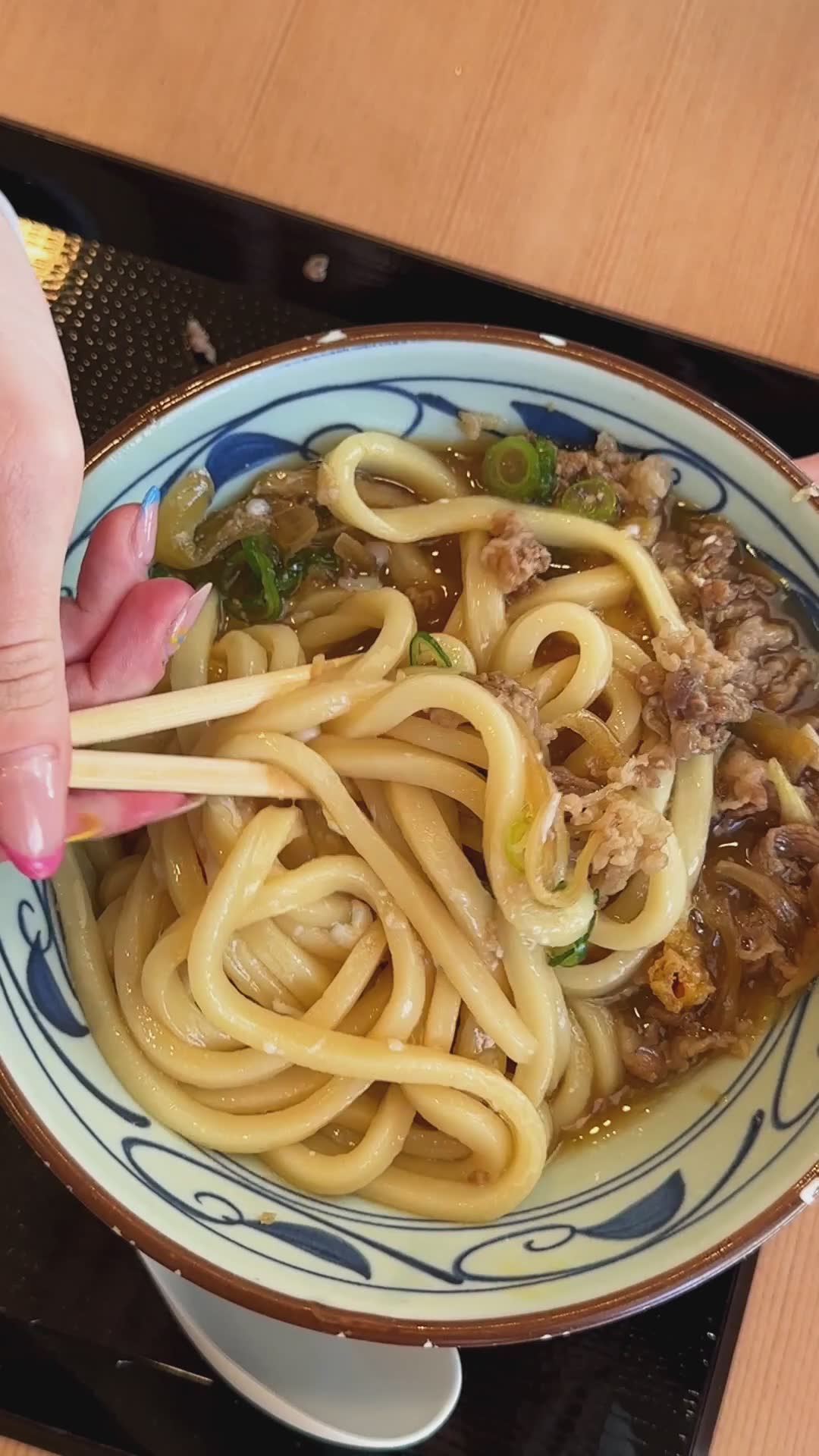 Fransk løksuppe udon nudler på Marugame Udon i Waikiki, Honolulu på Oahu, Hawaii – slik opplevde vi det