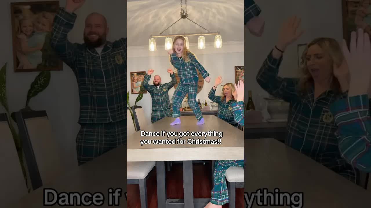 MERRY CHRISTMAS!! 💚❤️ Who’s ready for a haul?! 🎄🎅🏼 #christmas #dancing #family