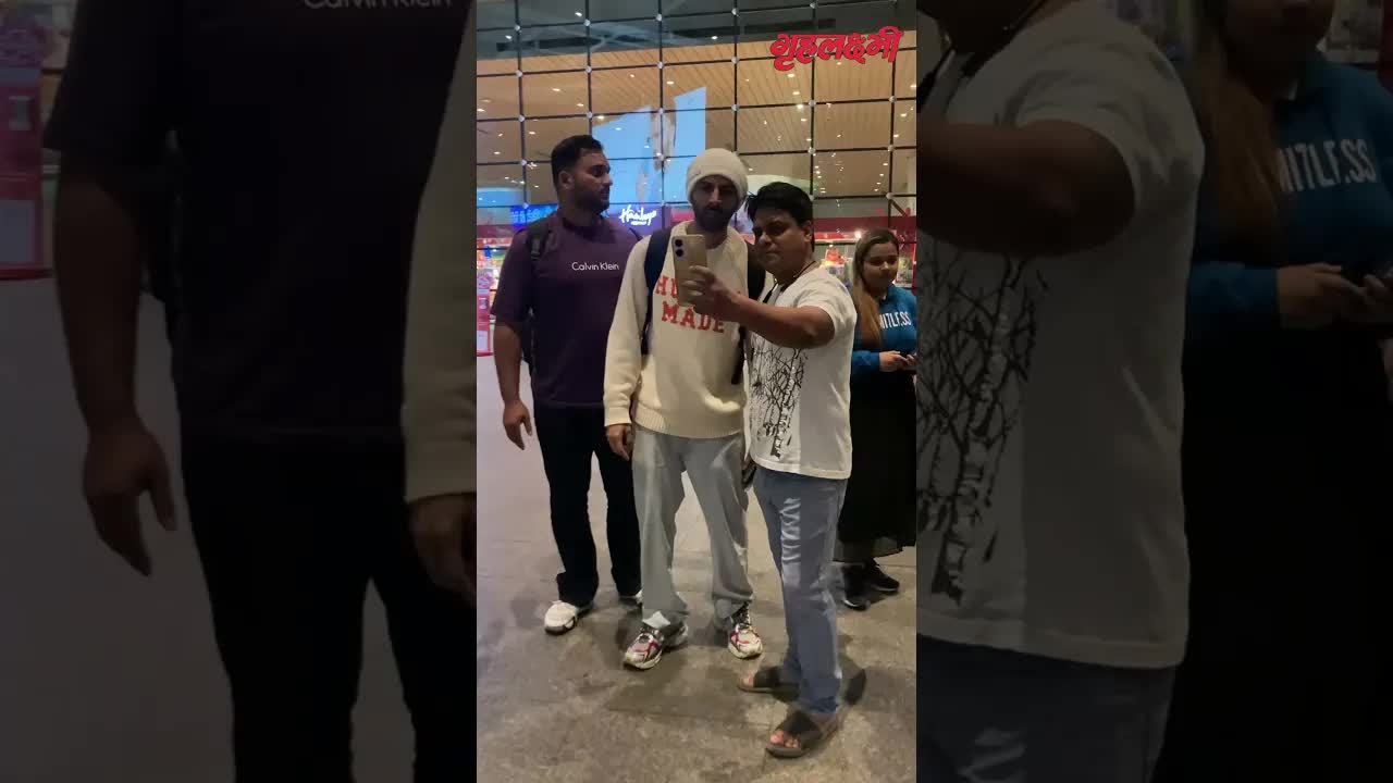Kartik Aaryan spotted at airport #grehlakshmi #kartikaaryan #shorts