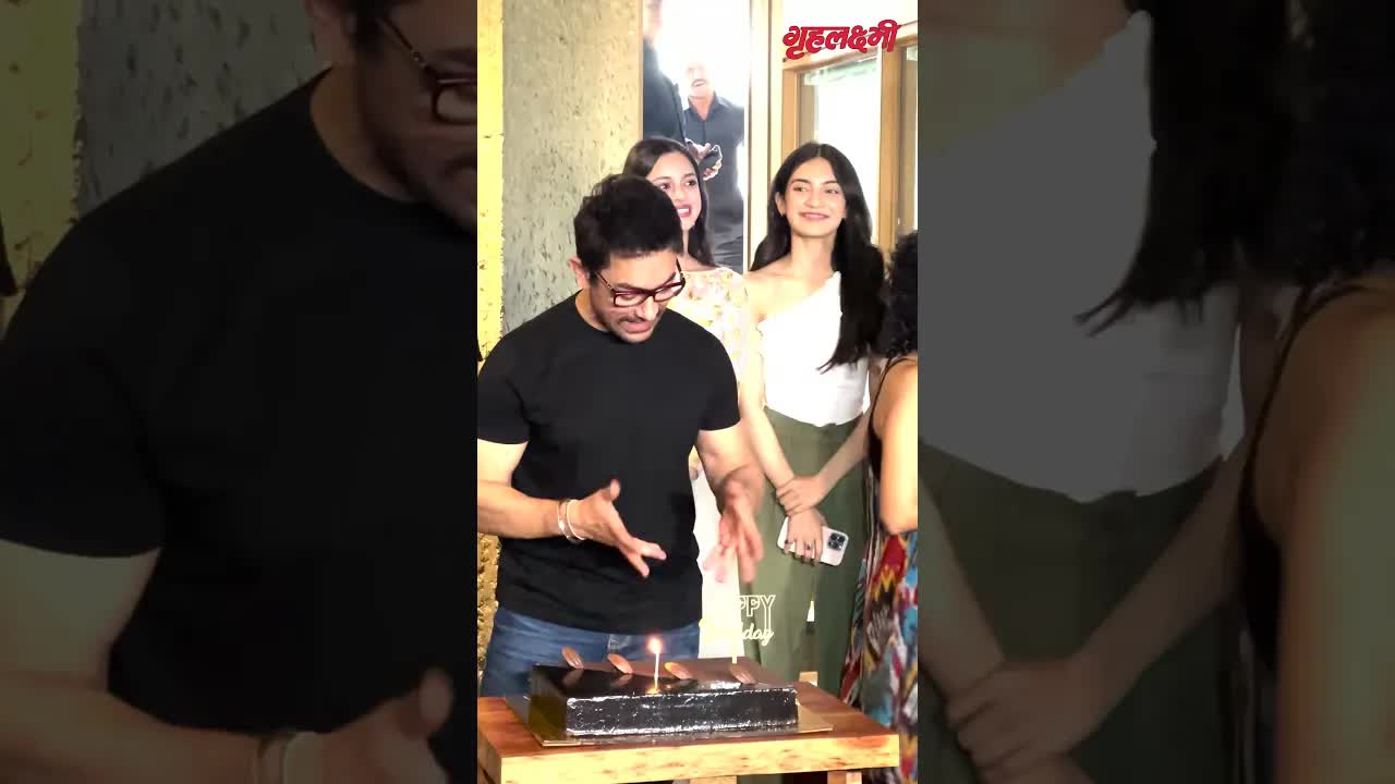 Aamir Khan cuts his birthday cake with media #grehlakshmi #amirkhan #shorts