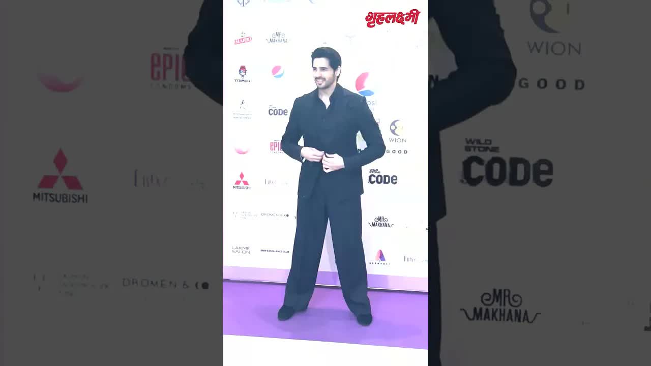 Sidharth Malhotra snapped at FEF India Fashion Awards #grehlakshmi #shidhartmalhotra #shorts