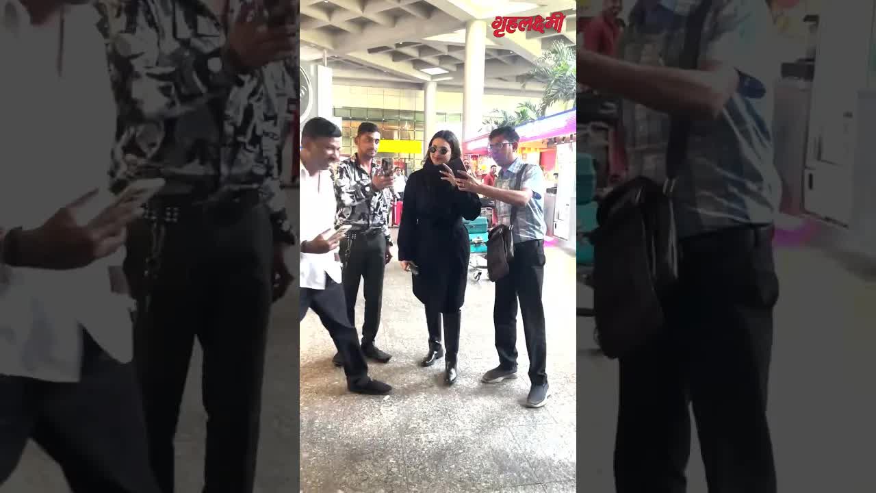 Parineeti Chopra poses with fans for selfies at airport #parineetichopra  #Grehlakshmi