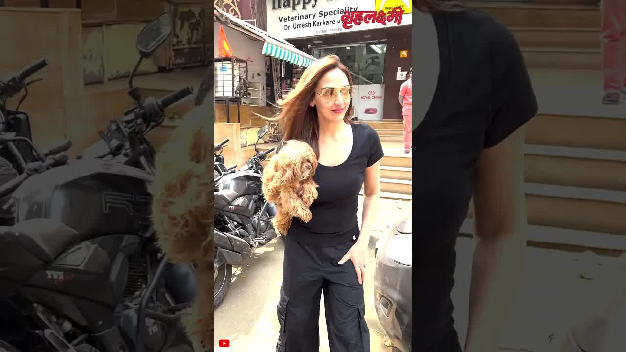 Esha Deol with Pet Dog Sanpped At Clinic In Bandra  Grehlakshmi गृहलक्ष्मी