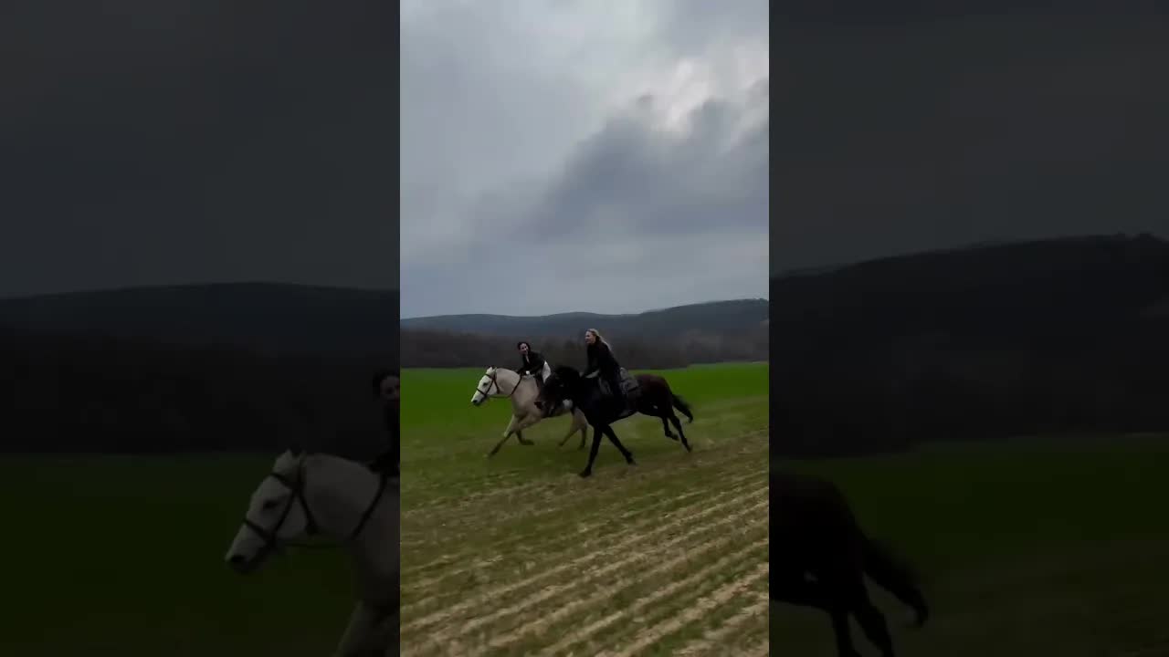 🤍🏇🏽👯‍♀️