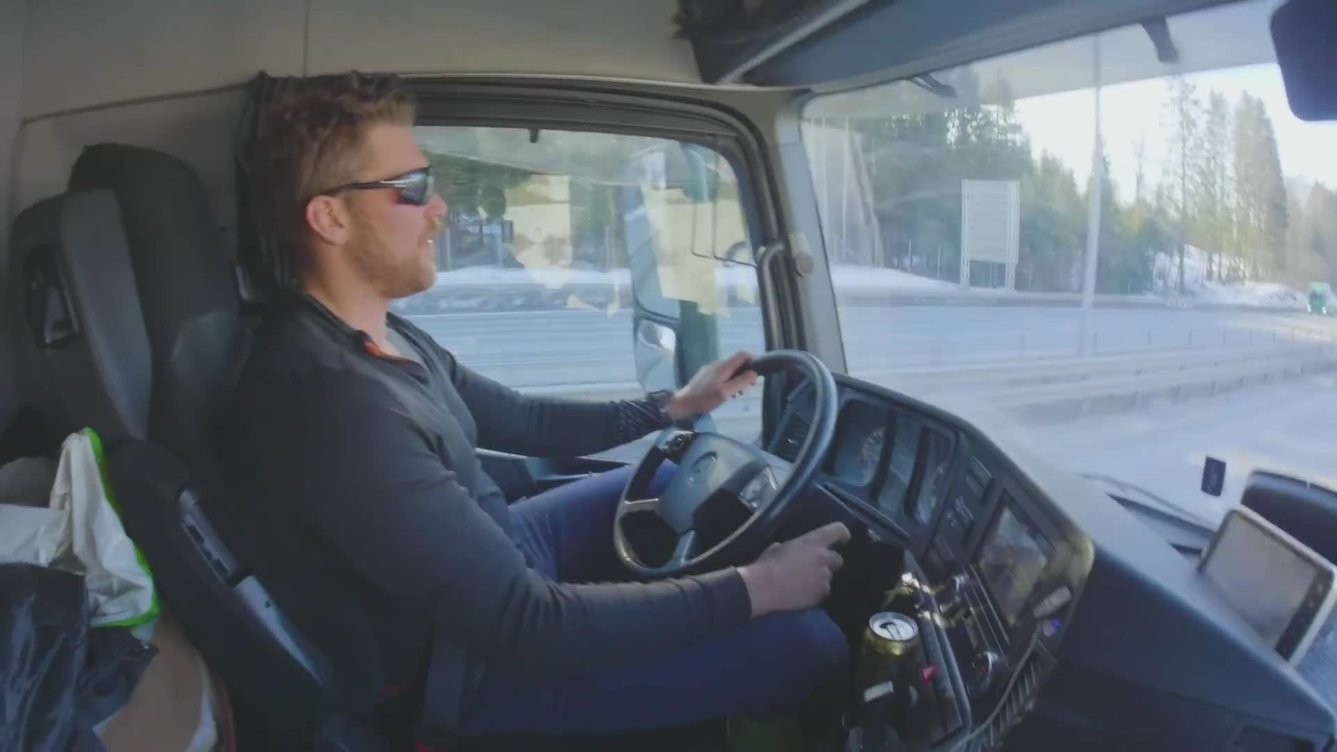 Følger lastebiljonas gjennom en typisk arbeidsdag med vogntog