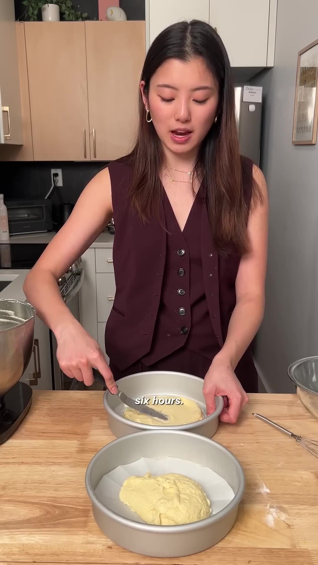 Baking the perfect portable cake for picnic in the park